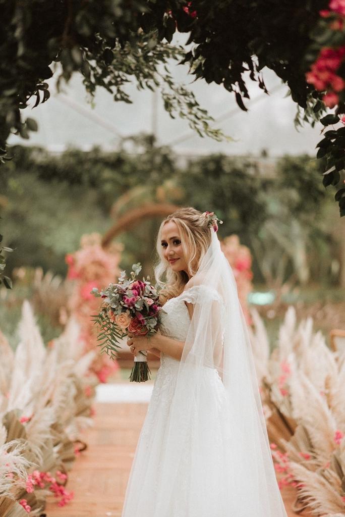 Casamento ao Ar Livre na Mansão Rosa  Noiva Internovias Adryne -  Internovias