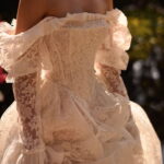 VVestido de noiva com decote ombro a ombro: romantismo e elegância
