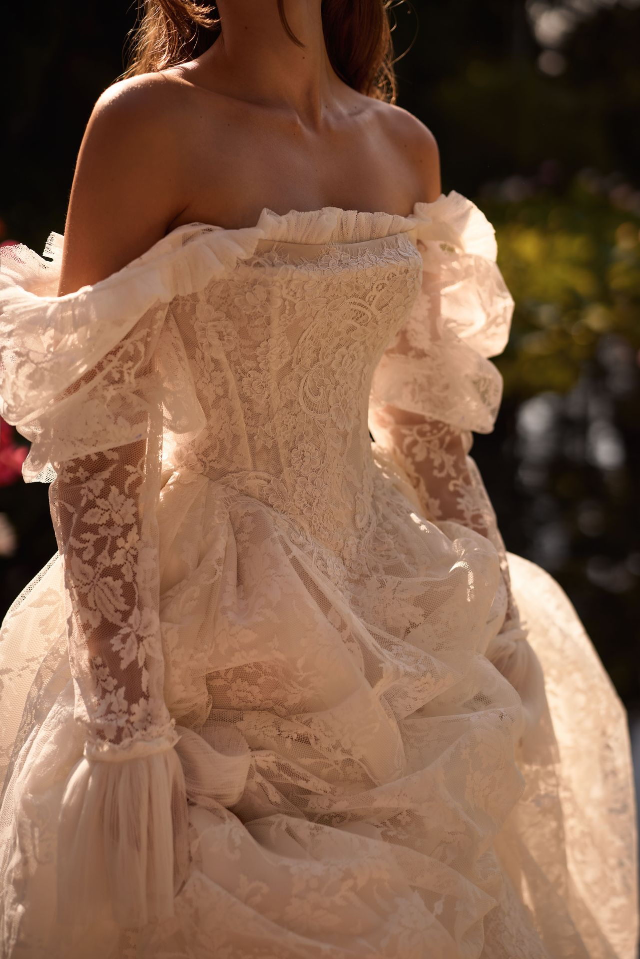 VVestido de noiva com decote ombro a ombro: romantismo e elegância
