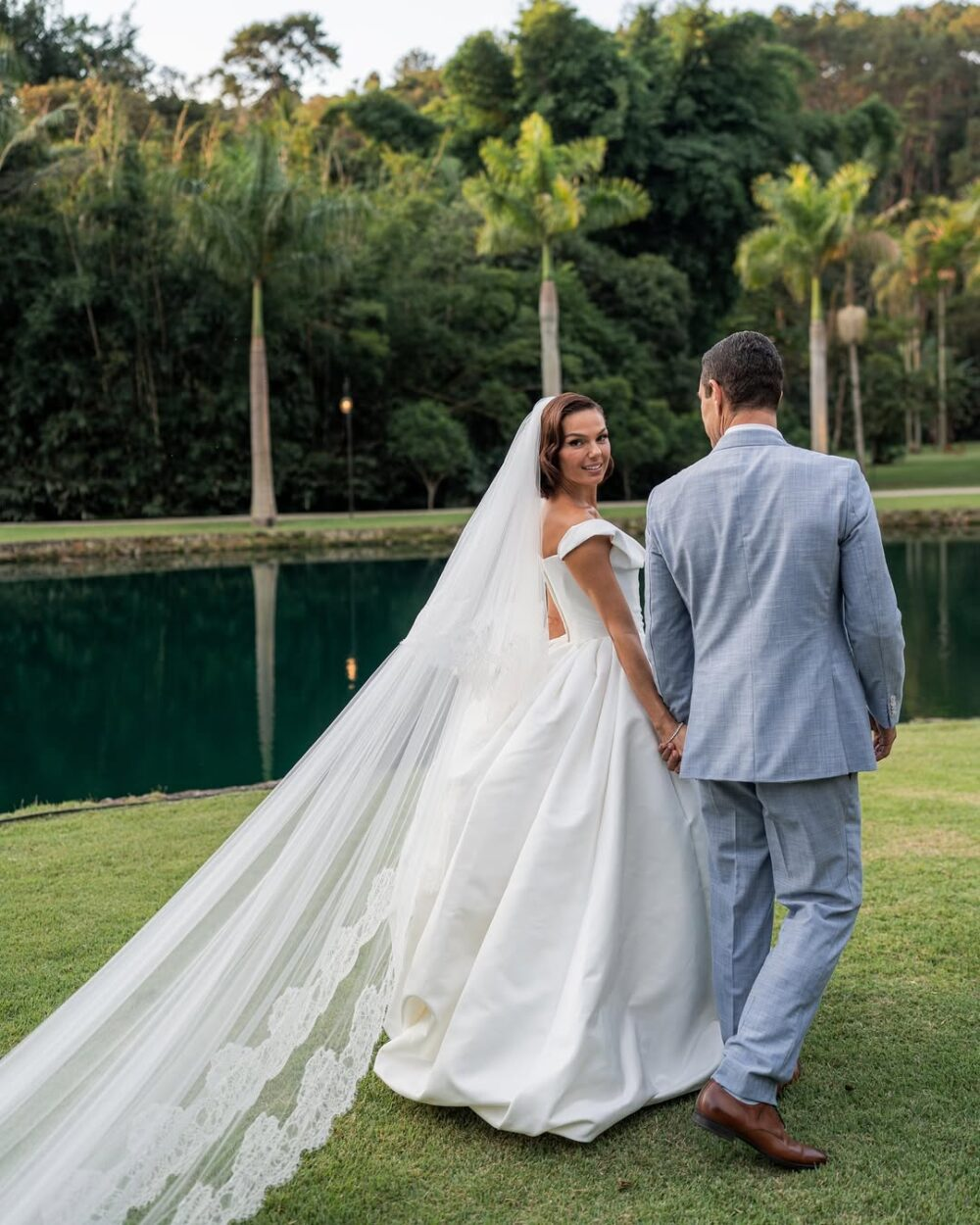 Veja o vestido de noiva Isis Valverde e outros vestidos da mesma estilista