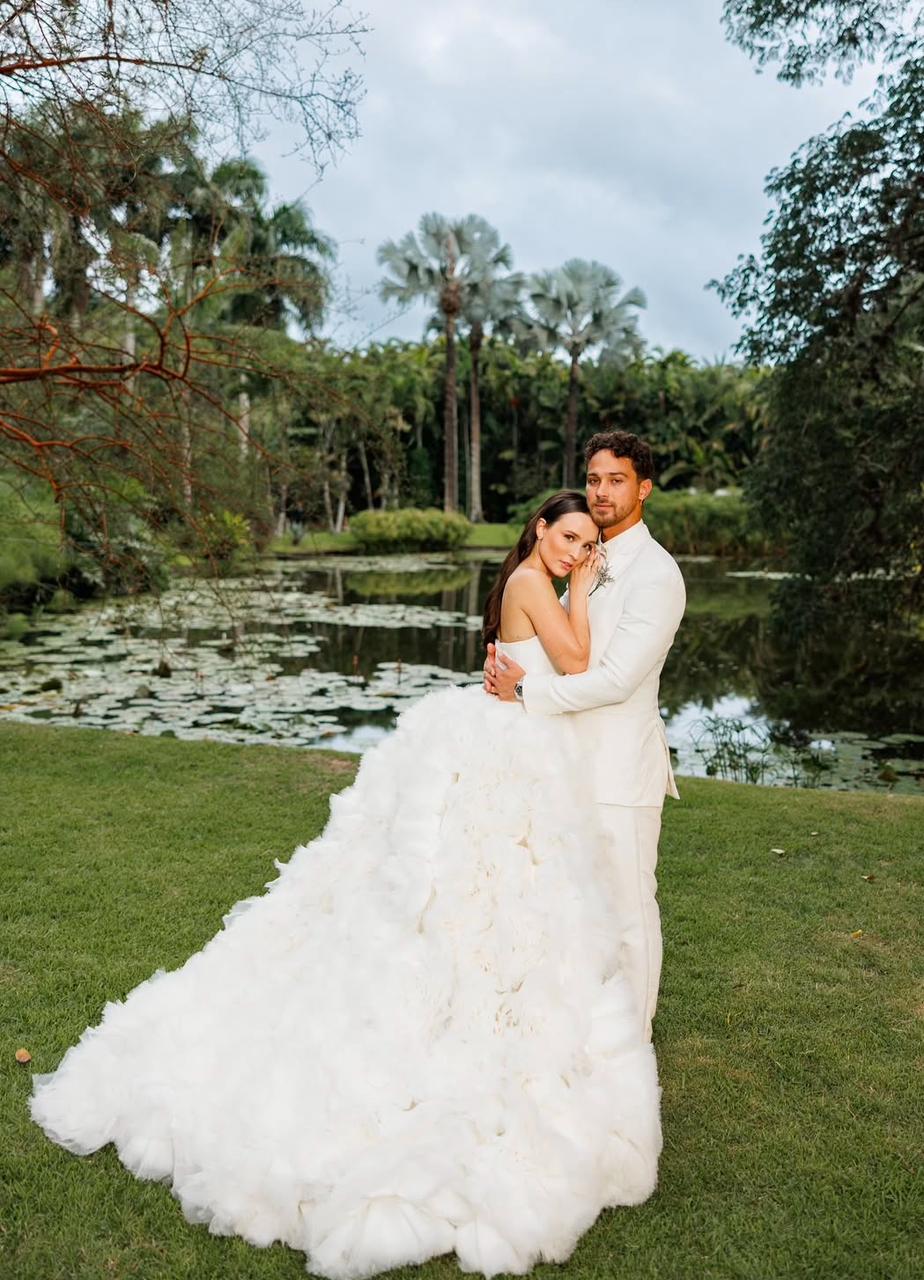larissa manoela em casamento no jardim com lago