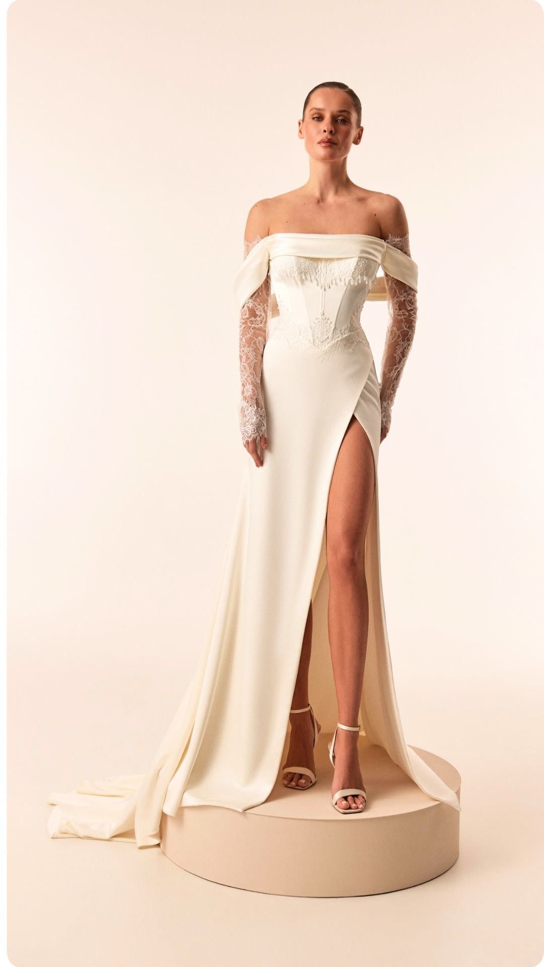 Vestido de noiva Séraphine, modelagem sereia em cetim com mangas longas em renda e fenda — Coleção Love by Internovias, Rio de Janeiro