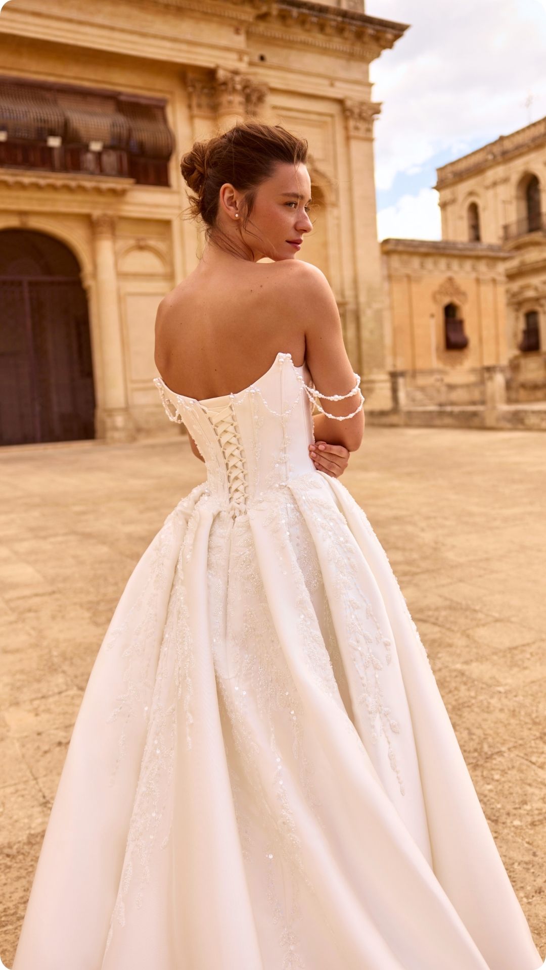 Vestido de noiva Noélie, corpete estruturado com abotoamento nas costas e saia volumosa com cauda longa — Coleção Love by Internovias, Rio de Janeiro
