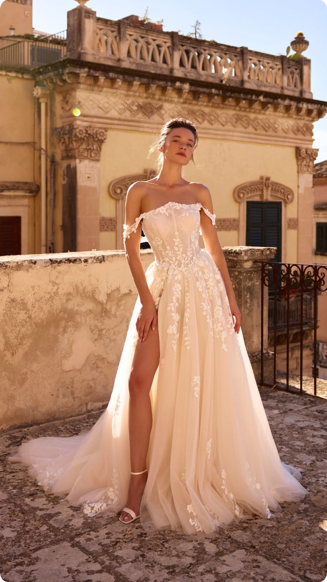 Vestido de noiva Ophélie, aplicações florais em relevo sobre tule com decote ombro a ombro — Coleção Love by Internovias, Rio de Janeiro