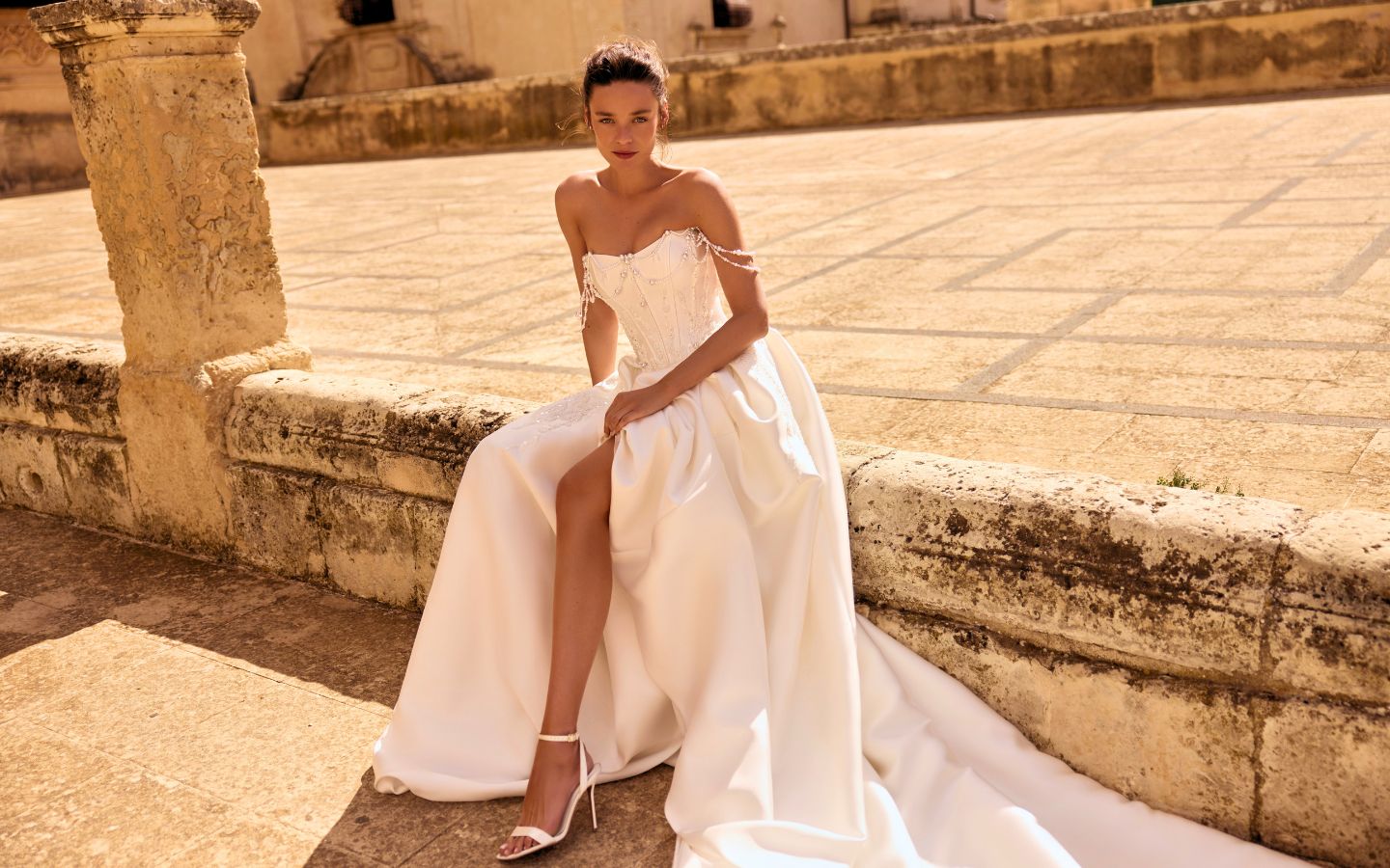 Modelo vestindo vestido de noiva da Coleção Love by Internovias — Internovias, loja de vestidos de noiva em Ipanema, Rio de Janeiro