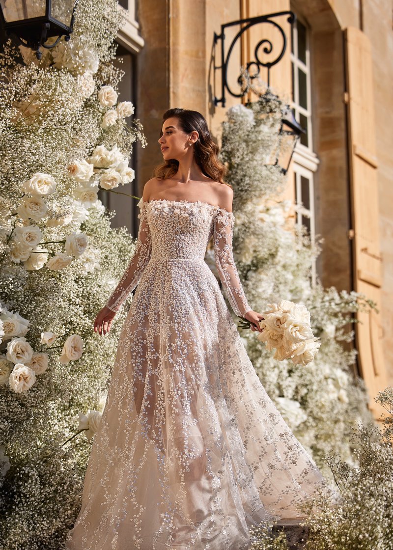 Vestido de noiva Elysée, bordados luminosos percorrem o corpete e as mangas transparentes, com decote ombro a ombro e saia ampla em tule — Coleção Superior Bridal by Internovias, Rio de Janeiro