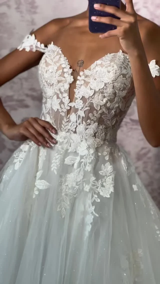 ✨ Um conto de fadas em forma de vestido! ✨

Esse modelo encanta com sua transparência delicada, aplicações florais em alto relevo e mangas caídas super românticas. A saia em tule com brilho sutil e a cauda leve garantem movimento e presença — perfeita para uma noiva que quer brilhar com elegância e suavidade.

Você pronta para viver o seu grande dia como merece! 💕👰‍♀️

Modelo: @thayane_fe 
@noivasdorj

#AuraPreview2026 #noivainternovias #internovias #casamento #vestidodenoiva #noiva #vestidodenoivaprincesa #wedding #riodejaneiro #casamentoblidado #casamentosimples #amor #fotosdecasamento #inspiracaodecasamento #brideinspiration #fotografodecasamentorj