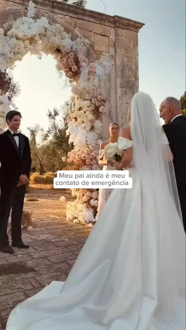 Depois do casamento, o marido acrescenta… mas o pai, nunca se retira. Assim como a Internovias, que entra na vida da noiva em um dos momentos mais importantes e permanece para sempre, guardada com carinho na memória e no coração. 🤍

@noivasdorj

#AuraPreview2026 #noivainternovias #internovias #casamento #vestidodenoiva #noiva #vestidodenoivaprincesa #wedding #riodejaneiro #casamentoblidado #casamentosimples #amor #fotosdecasamento #inspiracaodecasamento #brideinspiration #fotografodecasamentorj