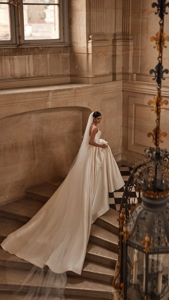 ✨ Majestade e elegância definem este modelo ✨

Com uma saia volumosa em tecido acetinado, decote delicado com aplicações e uma cauda imponente, este vestido é ideal para noivas que sonham com um visual clássico e impactante. 🤍

👰🏻‍♀️ Agende já o seu horário! 

@noivasdorj

#AuraPreview2026 #noivainternovias #internovias #casamento #vestidodenoiva #noiva #vestidodenoivaprincesa #wedding #riodejaneiro #casamentoblidado #casamentosimples #amor #fotosdecasamento #inspiracaodecasamento #brideinspiration #fotografodecasamentorj