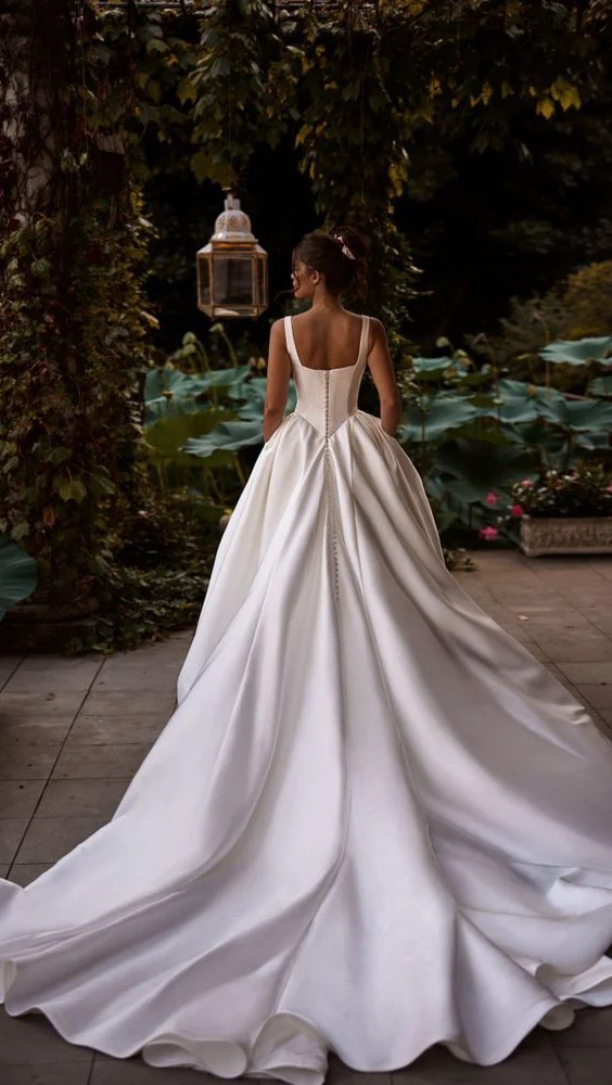 ✨ Elegância atemporal! ✨

Este modelo encanta com sua silhueta clássica, decote reto drapeado e saia volumosa com cauda majestosa. 

Perfeito para noivas que sonham com um look sofisticado e inesquecível! 🤍

@noivasdorj

#AuraPreview2026 #noivainternovias #internovias #casamento #vestidodenoiva #noiva #vestidodenoivaprincesa #wedding #riodejaneiro #casamentoblidado #casamentosimples #amor #fotosdecasamento #inspiracaodecasamento #brideinspiration #fotografodecasamentorj