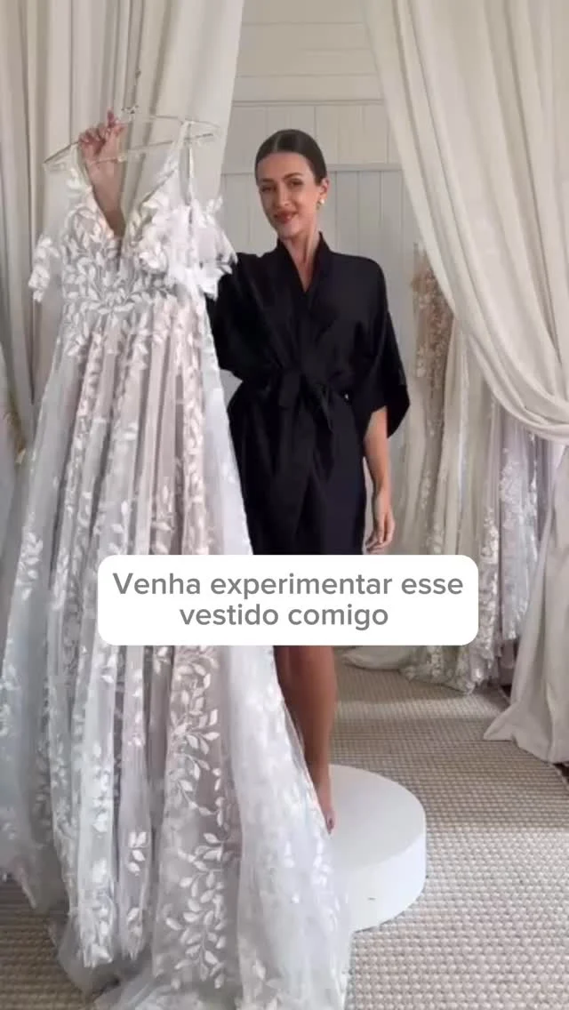 👰🏻‍♀️ Dois looks, um só vestido! 

Esse modelo é perfeito para noivas que amam versatilidade com charme. As mangas delicadas, com aplicação de folhagens em relevo, são removíveis — permitindo uma transição elegante do altar à festa. Um detalhe pensado para quem deseja viver cada momento com personalidade e estilo.

🤍 Agende sua visita e descubra essa novidade encantadora de perto!

@noivasdorj

#AuraPreview2026 #noivainternovias #internovias #casamento #vestidodenoiva #noiva #vestidodenoivaprincesa #wedding #riodejaneiro #casamentoblidado #casamentosimples #amor #fotosdecasamento #inspiracaodecasamento #brideinspiration #fotografodecasamentorj