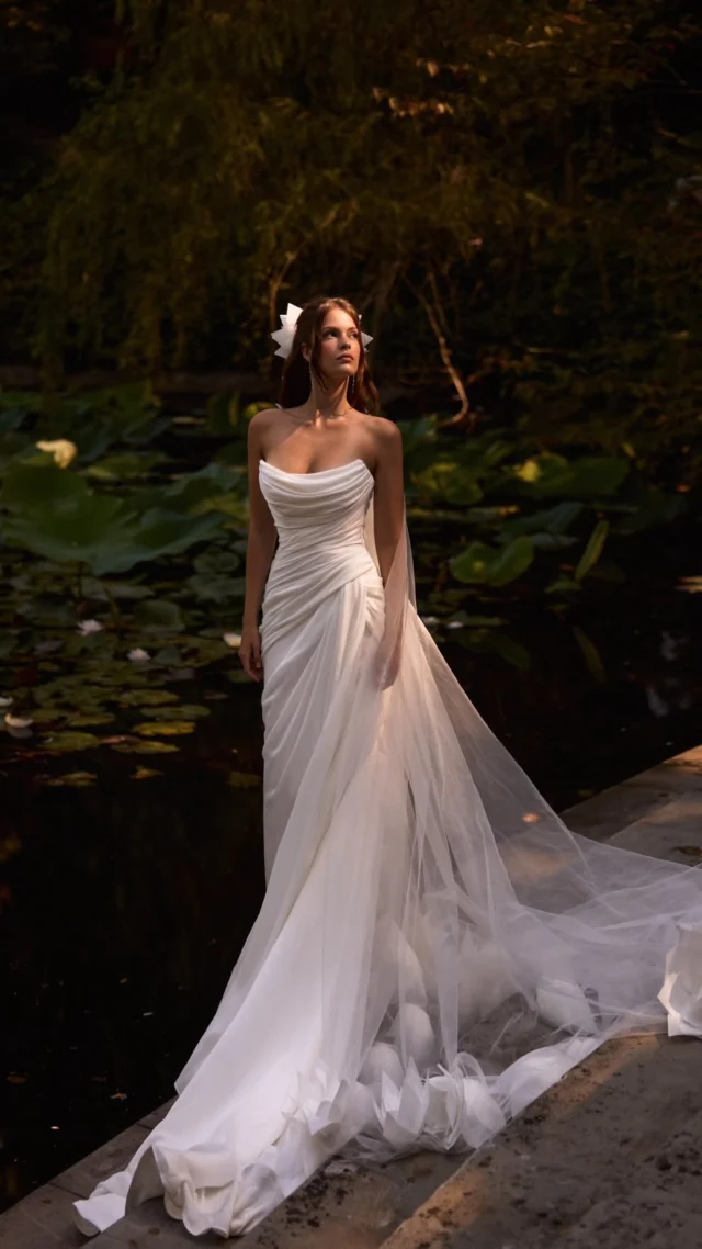 ✨ Um clássico encantador que atravessa o tempo ✨

Esse modelo tomara que caia, une elegância e leveza em cada detalhe. O caimento impecável, com drapeados delicados que valorizam a silhueta, se une a uma cauda fluida e romântica, perfeita para noivas que sonham com um visual etéreo e sofisticado. A peça ainda ganha um toque extra de charme com o véu esvoaçante e o acessório floral no cabelo — um verdadeiro conto de fadas!

💬 Agende sua visita e venha viver esse momento inesquecível com a gente.

@noivasdorj
Ib: @millanova

#AuraPreview2026 #noivainternovias #internovias #casamento #vestidodenoiva #noiva #vestidodenoivaprincesa #wedding #riodejaneiro #casamentoblidado #casamentosimples #amor #fotosdecasamento #inspiracaodecasamento #brideinspiration #fotografodecasamentorj #millanova