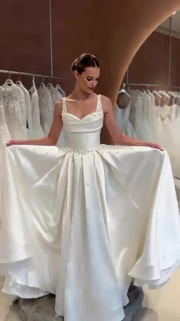 Elegância clássica com um toque de brilho ✨

Esse modelo Internovias une a sofisticação do cetim com o romantismo das aplicações delicadas em pedrarias, que percorrem o corpete e se espalham suavemente pela saia.
O decote drapeado valoriza o colo com leveza, enquanto a cintura marcada garante uma silhueta impecável.

👰🏼‍♀️ Se ver nesse vestido é só o começo… Agende sua prova e viva essa experiência única! 💖

@noivasdorj
Ib: @millanova

#AuraPreview2026 #noivainternovias #internovias #casamento #vestidodenoiva #noiva #vestidodenoivaprincesa #wedding #riodejaneiro #casamentoblidado #casamentosimples #amor #fotosdecasamento #inspiracaodecasamento #brideinspiration #fotografodecasamentorj #millanova
