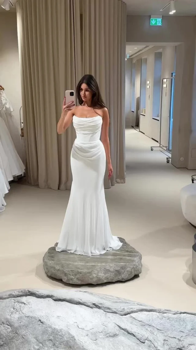 Um charme que fala por si só 🤍

Com caimento fluido e drapeados delicados que moldam a silhueta com perfeição, esse vestido Internovias é a escolha ideal para noivas que buscam leveza, elegância e um toque moderno.

✨ Agende sua visita e descubra o vestido que vai transformar o seu grande dia!

@noivasdorj
Ib: @millanova

#AuraPreview2026 #noivainternovias #internovias #casamento #vestidodenoiva #noiva #vestidodenoivaprincesa #wedding #riodejaneiro #casamentoblidado #casamentosimples #amor #fotosdecasamento #inspiracaodecasamento #brideinspiration #fotografodecasamentorj #millanova