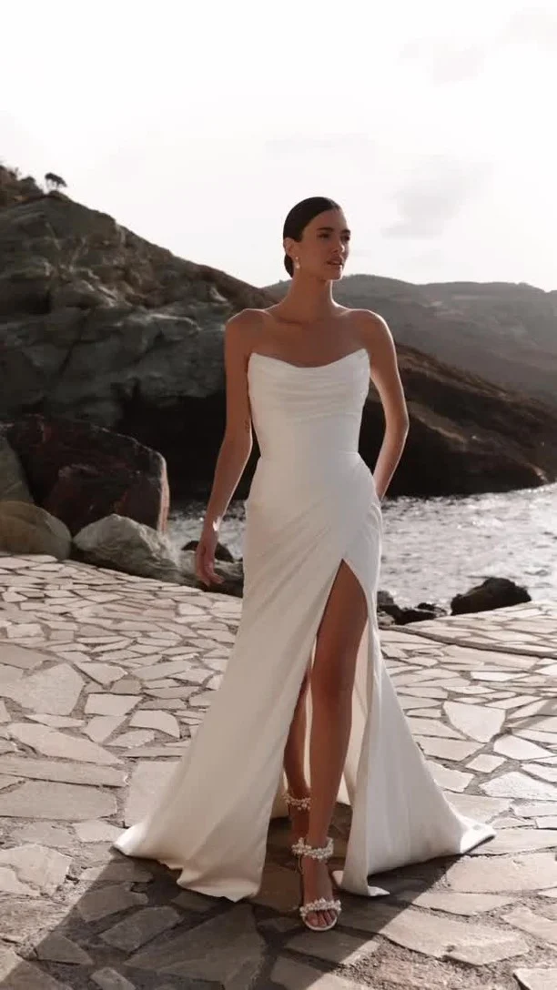 Para a noiva moderna que ama causar impacto 🤍

Com fenda poderosa, caimento impecável e um decote drapeado que valoriza o colo com leveza, esse vestido Internovias é puro charme e atitude.

✨ Agende sua visita e descubra como é se apaixonar à primeira prova!

@noivasdorj
Ib: @millanova

#AuraPreview2026 #noivainternovias #internovias #casamento #vestidodenoiva #noiva #vestidodenoivaprincesa #wedding #riodejaneiro #casamentoblidado #casamentosimples #amor #fotosdecasamento #inspiracaodecasamento #brideinspiration #fotografodecasamentorj #millanova