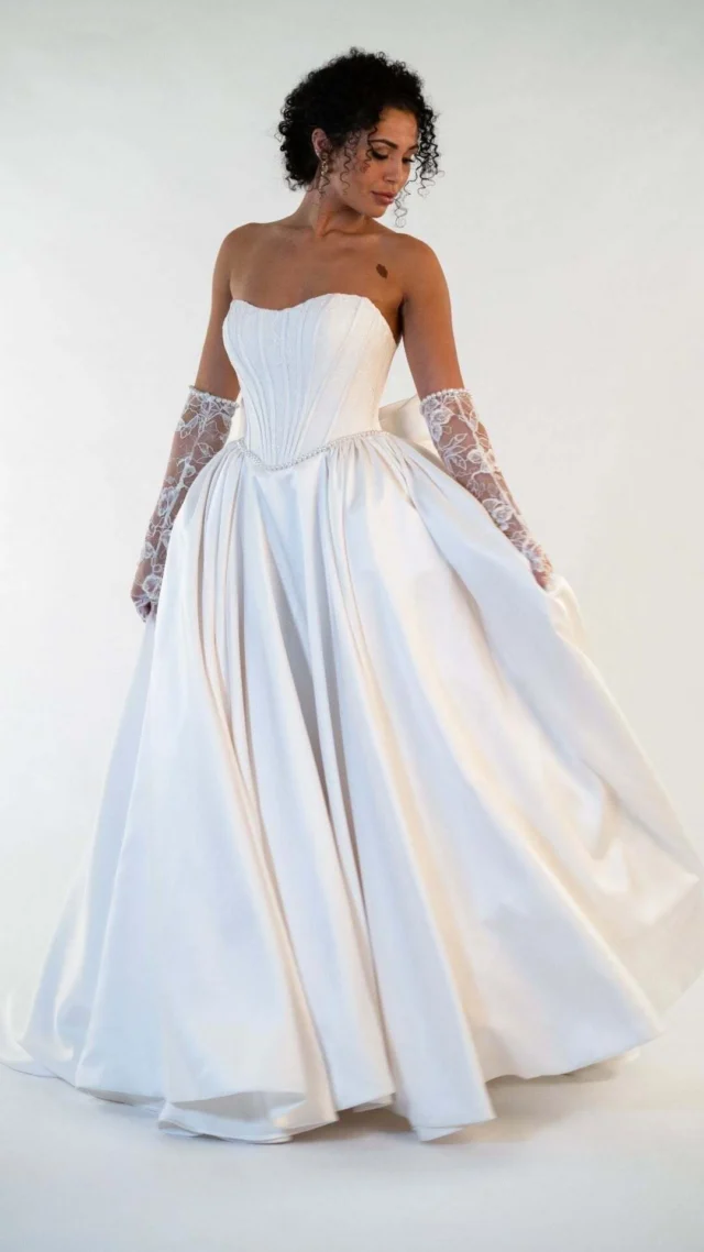 Impossível não se encantar com tanta elegância 🤍

O corpete estruturado com costura aparente e o toque clássico das luvas rendadas criam uma composição digna de um conto de fadas moderno. Uma escolha perfeita para noivas que sonham com imponência e romantismo.

✨ Agende sua visita e viva essa experiência Internovias!

@noivasdorj

#AuraPreview2026 #noivainternovias #internovias #casamento #vestidodenoiva #noiva #vestidodenoivaprincesa #wedding #riodejaneiro #casamentoblidado #casamentosimples #amor #fotosdecasamento #inspiracaodecasamento #brideinspiration #fotografodecasamentorj 

@allurebridals